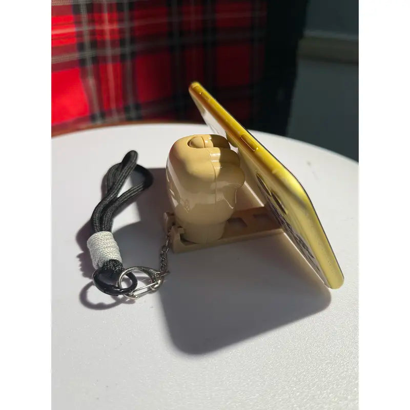 Retractable middle finger prank pendant