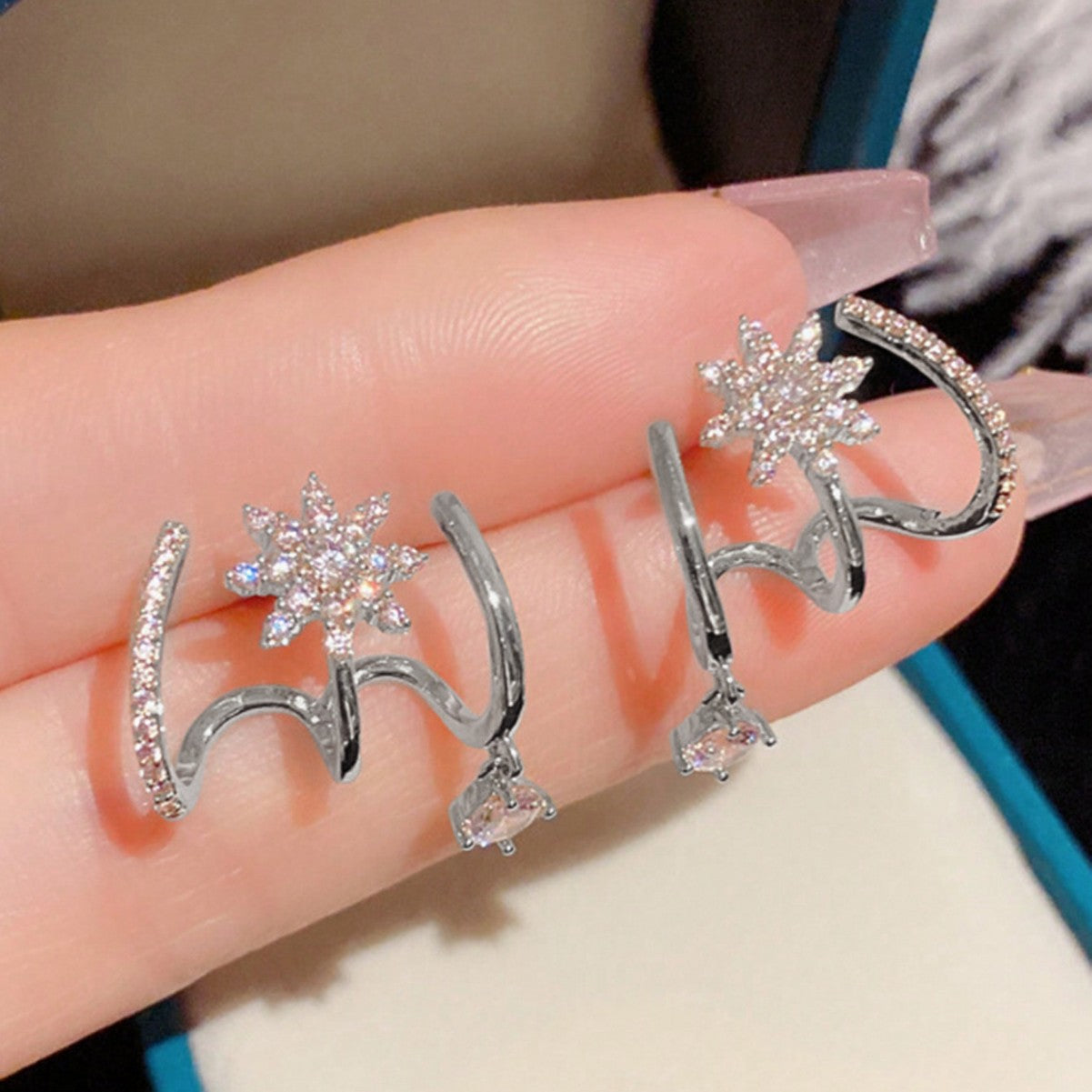 Upgraded version💎2026 NEW STYLE💎Sparkling Claw Earrings for Women，✅ Limited time offer – trendy earrings! Grab your pair before they're gone! 💎👂