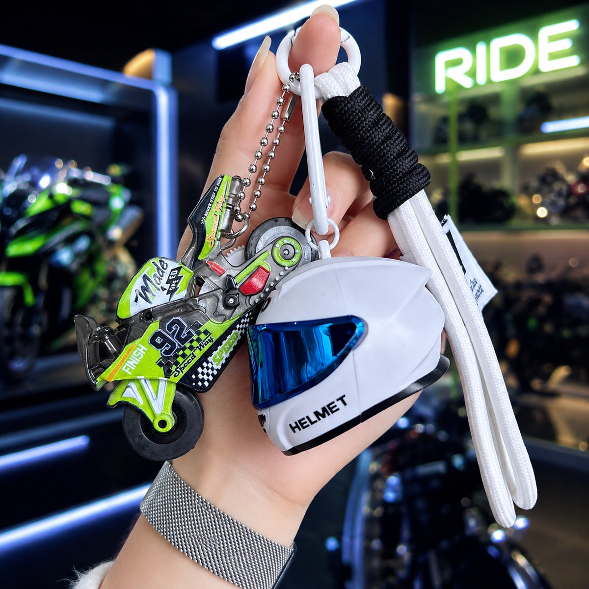 🏍️ Mini Motorcycle Helmet LED Keychain – Light-Up Rider Charm for Keys, Bags & Gifts
