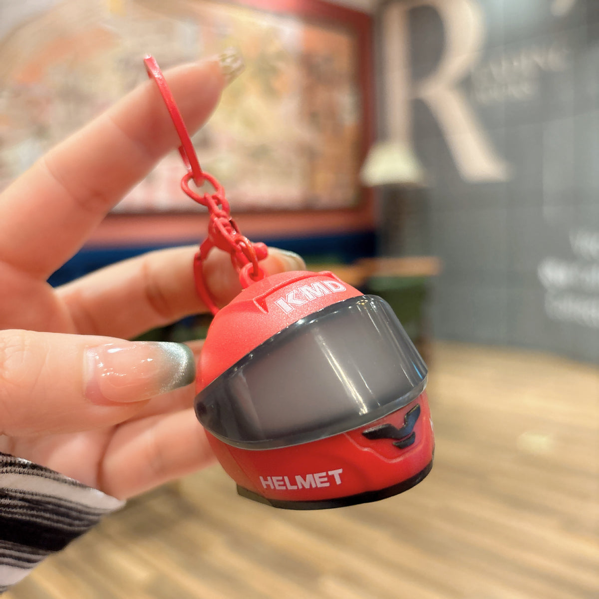 🏍️ Mini Motorcycle Helmet LED Keychain – Light-Up Rider Charm for Keys, Bags & Gifts