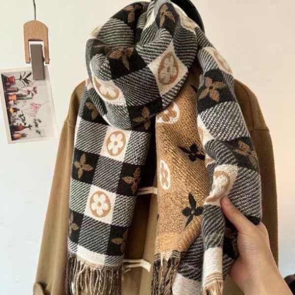 Plaid & Heart Pattern Tassel Decor Shawl